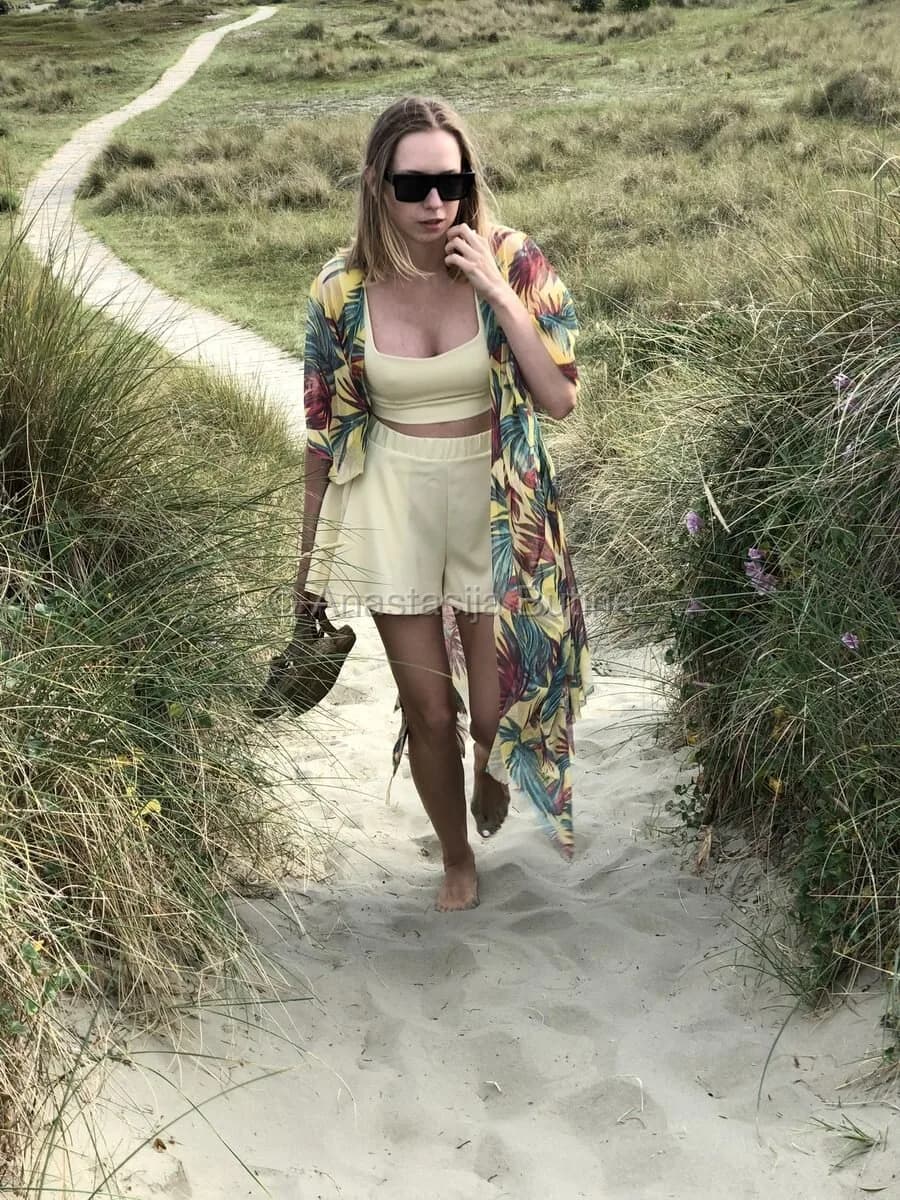 Contemporary women's fashion — London outdoor shoot