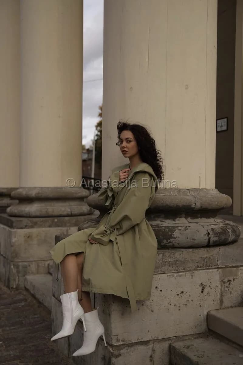 Contemporary women's fashion — London outdoor editorial